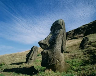 Monolithische Statuen im Rano Raraku Steinbruch, um 1000-1600